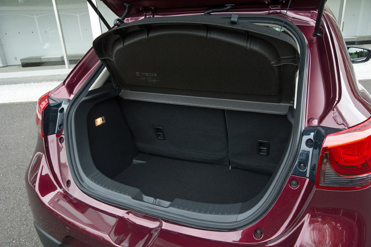 ラゲッジルームの仕様については従来モデルから変更はない。後席は3：2の分割可倒式で、上級グレードにはトノカバーが装備される。