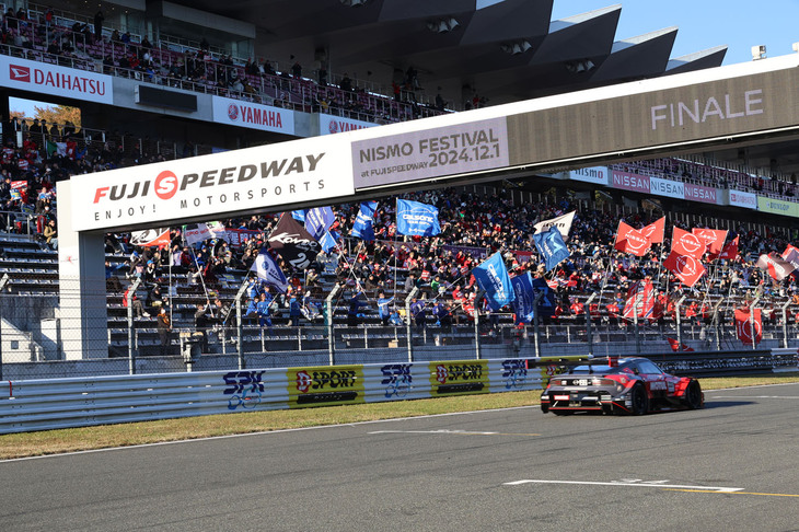 フィナーレでメインストレートを駆け抜ける前出の「MOTUL AUTECH Z」。ステアリングを握るのは、もちろんロニー・クインタレッリ選手。