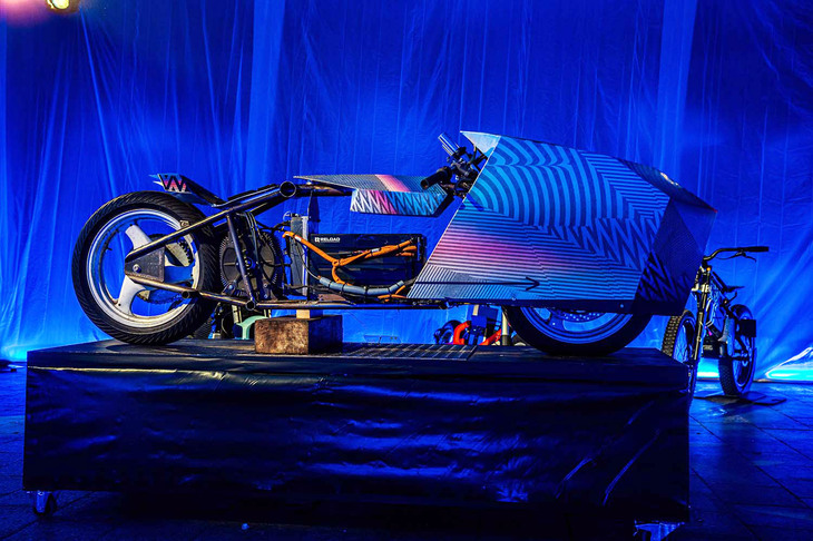 スペイン・バルセロナを拠点に活動するカスタムファクトリー、Bizarro Corp.（ビツァッロ・コープ）が製作した「Espuntik（エスプティック）II」。電動バイクブランドZERO Motorcycleのアドベンチャーモデル「DSR」のパワー＆制御ユニットとバッテリーを、オリジナルフレームに搭載。フレームには「スズキGS500」のそれの一部を使用している。アルミ製のダストビンカウル（1950年代にロードレースのトップチームが採用していた、車体前側を大きく覆うレーシングカウルのこと。その姿がゴミ箱のようだったことからこう呼ばれた）はかなりワイルドな仕上がりだが、モーターやバッテリーとクラシックなディテールがミックスされていることや、きらびやかなカウルのカラーリングによって、宇宙的なイメージを構築している。