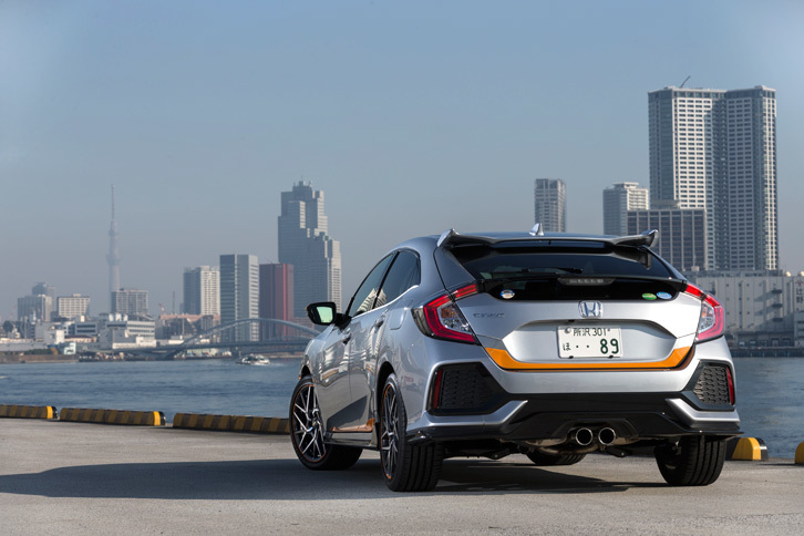 2017年7月に登場した10代目「シビック」。それまでも「タイプR」はコンスタントに導入されていたものの、セダンは6年ぶり、5ドアハッチバックは実に12年ぶりのカムバックとなった。