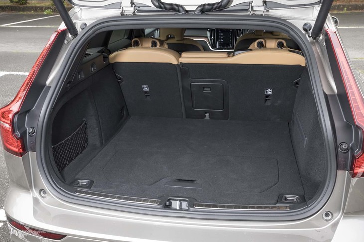 ラゲッジスペースの容量は先代モデル比でプラス99リッターとなる529リッター。ガソリンモデルと変わらぬ容量を確保する。