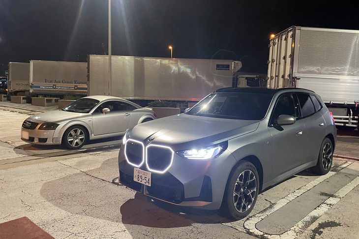 首都高・辰巳PAには、アウディの往年の名車・初代「TT」が止まっていた。TTが凝縮感満点の彫刻だとすれば、新型「X3」は膨張感満点の庭石だ。