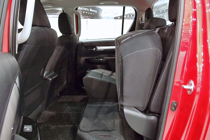 「トヨタ・ハイラックス」の後席。背の高い荷物を積載するためのチップアップ機能が使える。