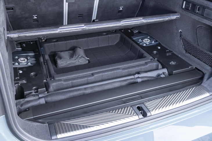 荷室の床下にはドッグネットやトノカバーなどが固定して収納できる。床板がダンパーで固定できるようになっているところなど、まるで日本車のようだ。