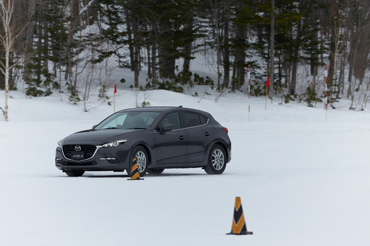 「G-ベクタリングコントロール」の体験プログラムにて、パイロンスラロームに臨む「アクセラ」。