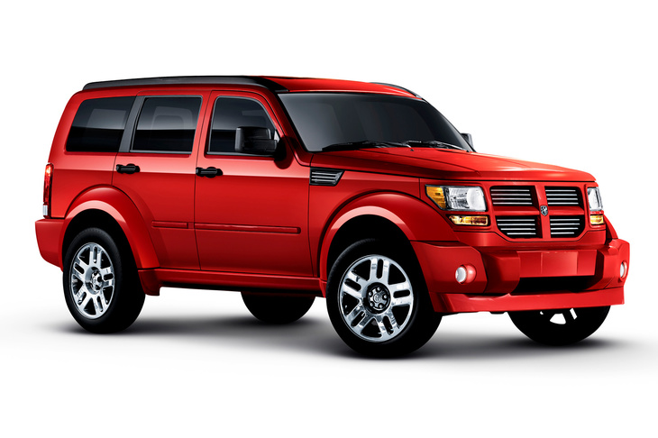 ほった的“右ハン化でひどいことになっちゃったで賞”大賞授賞車の「ダッジ・ナイトロ」。駆動系のかさばるFRベースの4WD車だったこともあって、運転席の足もとスペースがペダル操作に支障が出るくらい狭かった。クルマそのものは能天気で好きだったんですが……。