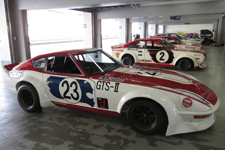 ピットでは、この日に出走した新旧のレーシングカーを間近で見ることができた。