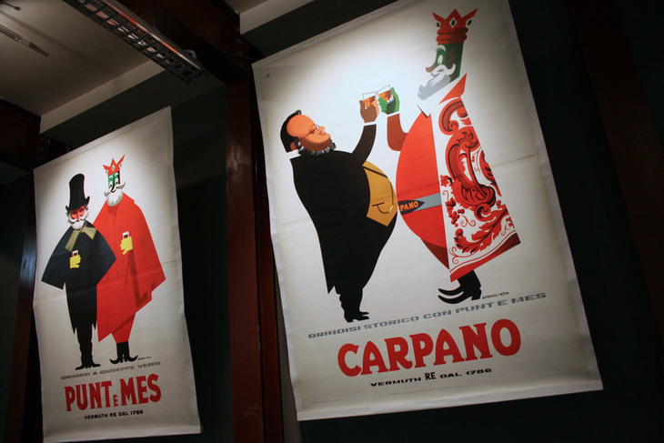 こちらも未来派の流れをくむアルマンド・テスタによるベルモット酒「カルパーノ」のポスター。