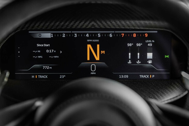 トラックモードではギアポジションやエンジン回転数が優先的に表示される。