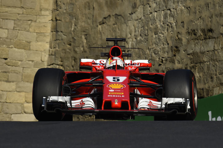 予選4位から、スタートで2位。ベッテル（写真）のレースは悪くはなかった。しかしセーフティーカーラン中、コーナーからの立ち上がりで加速が鈍かった首位ハミルトンに追突、その後に見せた「怒りの体当たり」はいただけなかった。スチュワードに危険なドライビングと判断され10秒のストップ＆ゴーペナルティーを受け、結果4位。ハミルトンがわざと急減速した、と主張しているが、この点については特に審議されてはいないもようだ。（Photo=Ferrari）