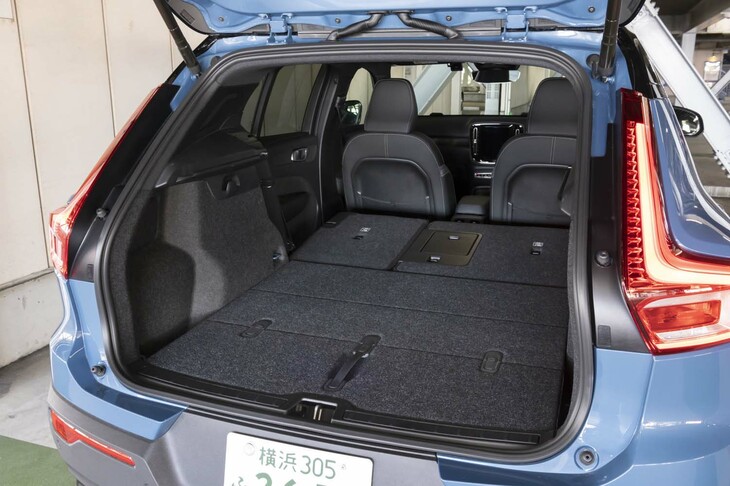 荷室の容量は5人乗車時で419リッター。後席の背もたれを倒すと国産ミニバンも顔負けのフラットなスペースになる。