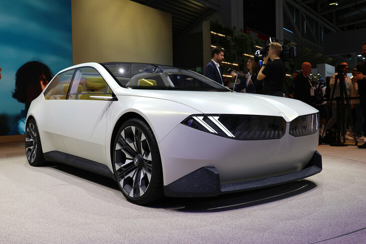 「BMWヴィジョン ノイエクラッセ」。車両統括システムとして第6世代の「iDrive」を搭載する。