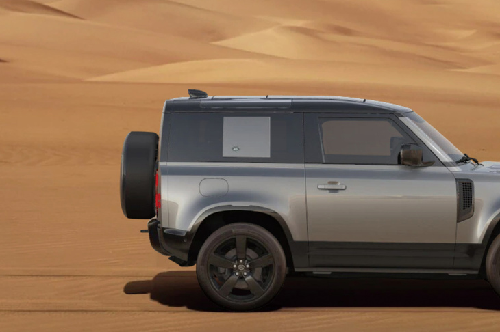 「ディフェンダー アーバナイト'22」には、「エクステンデッドブラックエクステリアパック」やスライディングパノラミックルーフが標準で装備される。