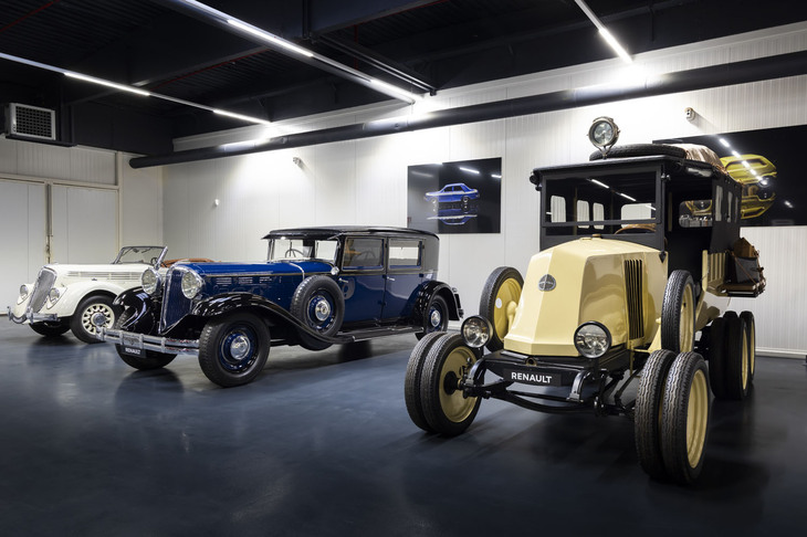 向かって右が、アフリカ調査に使われた六輪車「タイプMH」。その左が直列8気筒エンジン搭載の1932年「レナステラRM2」、奥が水平基調のスリークスタイルが特徴的な1935年「ビバ グランスポール」。