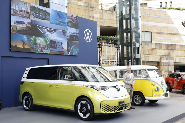 「ID.Buzz」を紹介するフォルクスワーゲン ジャパンのフォルクスワーゲンブランドディレクター、イモー・ブッシュマン氏。