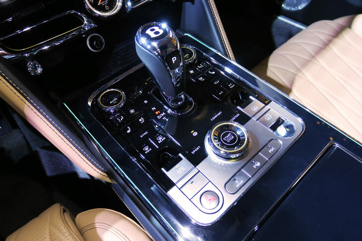 ベントレー・フライングスパー ハイブリッド（センターコンソール）