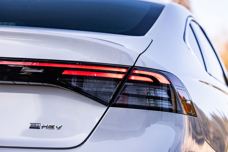 日本で販売される新型「アコード」はモノグレードで、パワーユニットは2リッター直4ハイブリッドの「e：HEV」のみとなる。日本導入モデルはすべてタイで生産される。車両本体価格は544万9400円。