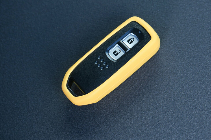 「急アクセル抑制機能」のオン／オフはリモコンキーに連動しており、販売店で機能をアクティベートされたキーでクルマをスタートした場合のみ、システムは稼働状態となる。