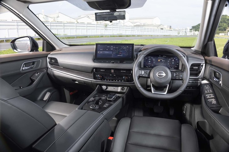 レザー調やウッド調の素材が多用されたインストゥルメントパネルは上質感にあふれている。センターコンソールは下部に収納スペースを備えたブリッジ式。