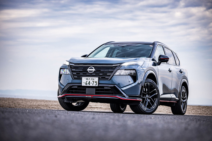 2025年8月に行われた「日産エクストレイル」のマイナーチェンジを機にラインナップに加わった「エクストレイルNISMO」。NISMOロードカーが目指す走りのコンセプトをもとに、運動性能に磨きをかけたスポーツモデルと紹介される。