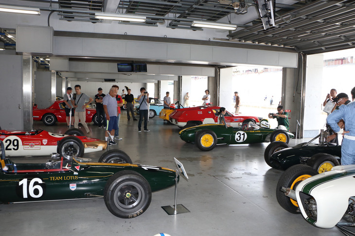 今年もロータスファンをとりこにする「ヒストリックミュージアム」がオープン。フォーミュラからロードカーまで、さまざまな世代のロータスがここまでそろうのは、やはり公式イベントならでは。展示車のほとんどが、サーキットコースでのデモンストレーションランを行ってくれるのもうれしいところだ。