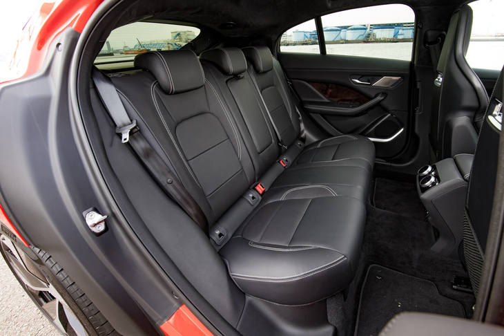 後席は、3mに迫るホイールベースがかなえる広々とした足元空間が特徴で、座面の下には収納スペースも設けられている。床面に、導線を通すためのトンネルが張り出しているのが玉にきず。