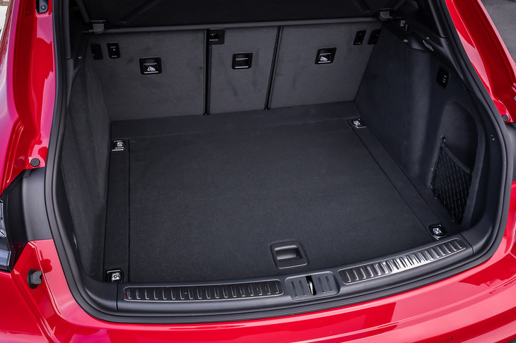 荷室容量は、5人乗車の通常使用時で488リッター。後席背もたれを前方に倒すと最大1503リッターに拡大できる。リアワイパー下部に備わるスイッチやキーフォブで作動するオートマチックテールゲートが標準装備されている。