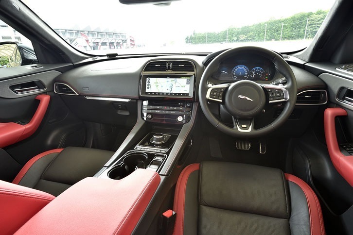 ジェット（黒）とレッドで彩られた、まるでラグジュアリー・スポーツカーのような室内。