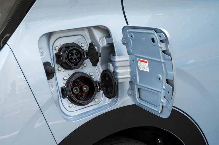 バッテリーはAC200V／14.5Aの普通充電とCHAdeMO規格の急速充電に対応（出力は30kWまで）。外部給電機能も可能となっている。