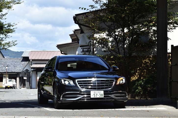 ツインルーバーを備えたフロントグリルや、ヘッドライトの内部に配された3本の光ファイバーがマイナーチェンジ版「マイバッハSクラス」を特徴づけている。