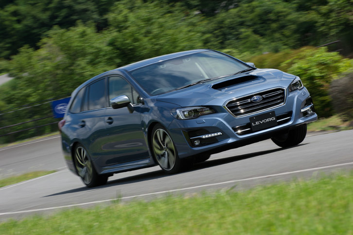 「レヴォーグ」はサスペンションと電動パワーステアリングの改良によって、乗り心地や操縦安定性、操舵フィーリングを改善。走行時の静粛性も高められた。写真は「2.0GT-S EyeSight」。