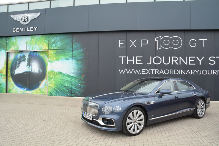 「THE JOURNEY STARTS HERE」と題されたベントレー100周年記念イベントの会場入り口に、2019年6月に発表されたばかりの新型「フライングスパー」を展示。