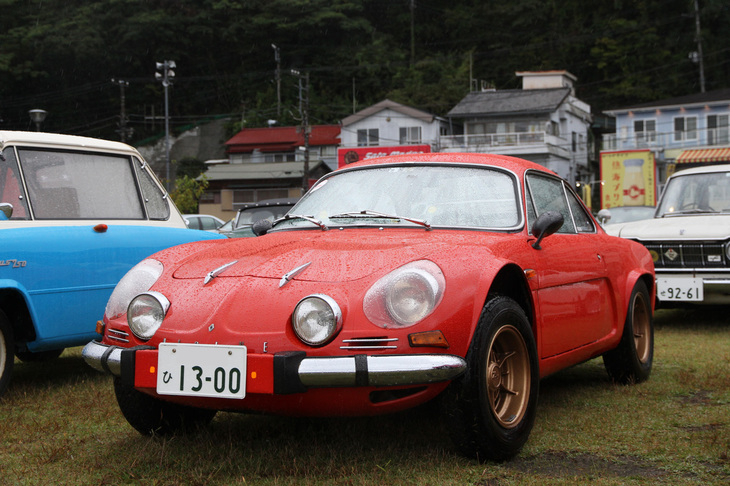 初代の「アルピーヌA110」。オレンジのボディーカラー、そして（ナンバープレートから察するに）1.3リッター仕様であることも、日本では珍しいだろう。