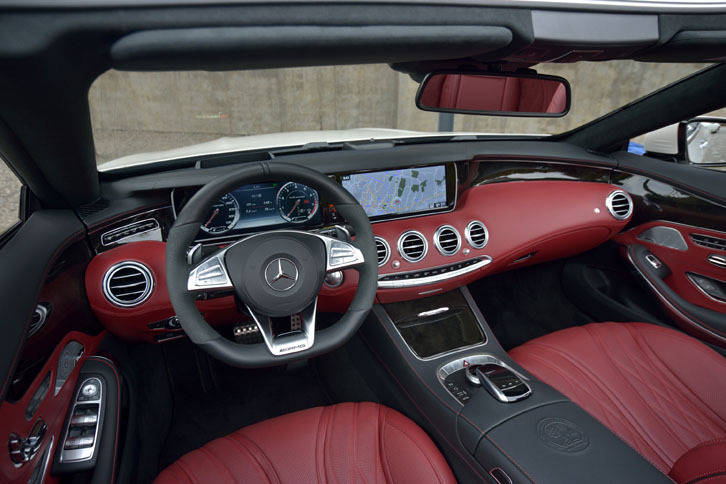 高品質なレザーがふんだんに使われる運転席まわりの様子。「メルセデスAMG S63 4MATICカブリオレ」のハンドル位置は左側に限られる。