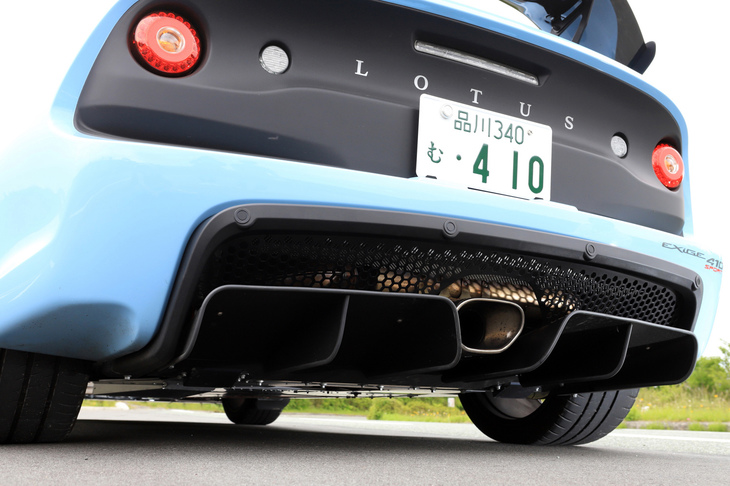 ボディー下部の空気の流れを整えるアルミ製のディフューザー。センター出しのエキゾーストシステムには、オプションで10kgの軽量化を実現するチタン製のものも用意される。