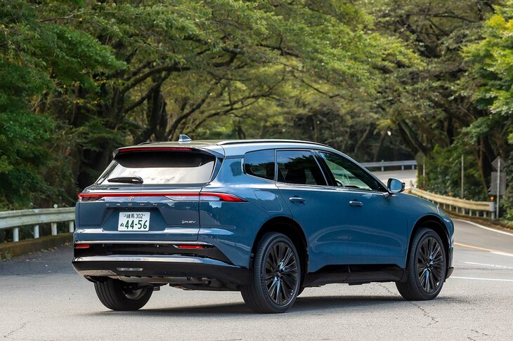 【トヨタ・クラウン エステートRSのスペック】
	ボディーサイズ：全長×全幅×全高＝4930×1880×1625mm／ホイールベース：2850mm／車重：2080kg／駆動方式：4WD／エンジン：2.5リッター直4 DOHC 16バルブ／フロントモーター：交流同期電動機／リアモーター：交流同期電動機／トランスミッション：CVT／エンジン最高出力：177PS（130kW）/6000rpm／エンジン最大トルク：219N・m（22.3kgf・m）/3600rpm／フロントモーター最高出力：182PS（134kW）／フロントモーター最大トルク：270N・m（27.5kgf・m）／リアモーター最高出力：54PS（40kW）／リアモーター最大トルク：121N・m（12.3kgf・m）／システム最高出力：306PS（225kW）／タイヤ：（前）235/45R21 97W／（後）235/45R21 97W（ミシュランeプライマシー）／ハイブリッド燃料消費率：20.0km/リッター（WLTCモード）／EV走行換算距離：89km（WLTCモード）／充電電力使用時走行距離：89km（WLTCモード）／交流電力量消費率：167Wh/km（WLTCモード）／価格：810万円
	
	【取材時の燃費データ】
	テスト距離：295.9km（市街地2：高速道路6：山岳路2）／使用燃料：--リッター（レギュラーガソリン）／参考燃費：13.4km/リッター（車載燃費計計測値）