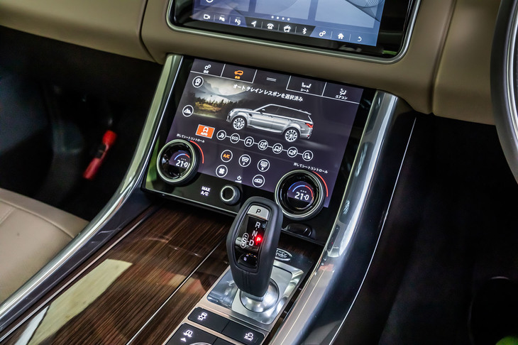 2枚の10インチタッチ式液晶モニターを上下に配置した「Touch Pro Duo」を標準装備。ナビやオーディオ、空調、シートヒーター、ドライブモードの操作などが行える。写真は走行モード選択画面を下部モニターに表示した様子。
