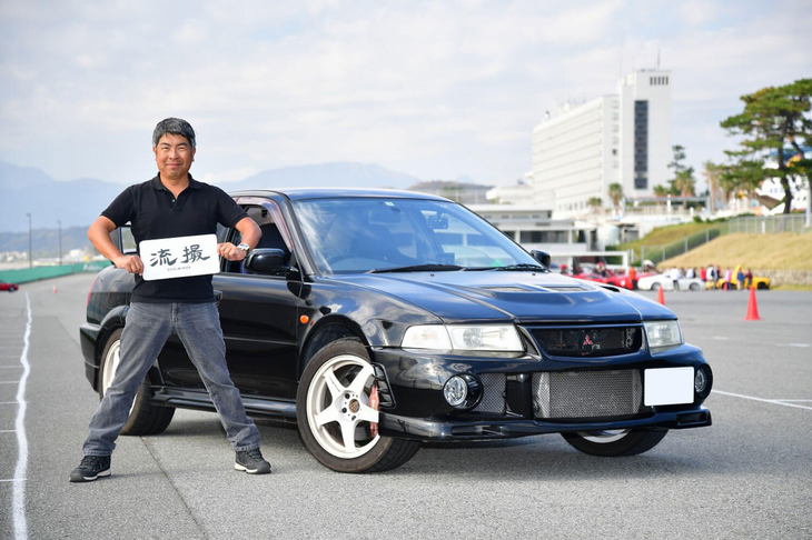 流し撮り職人兼レーサーの池之平昌信カメラマン。愛車は「三菱ランサーエボリューションVI」。（写真＝池之平昌信）