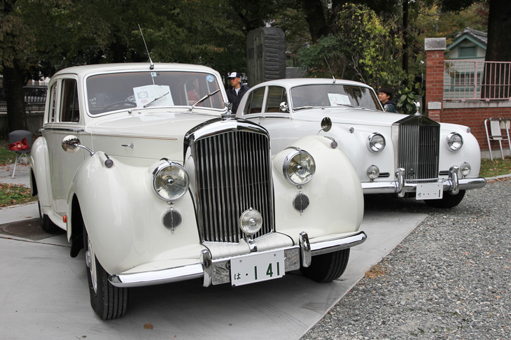 1954年「ベントレーRタイプ サルーン」（左）と1956年「ロールス・ロイス・シルバークラウドI」（右）。2台の優雅なホワイトエレファント。