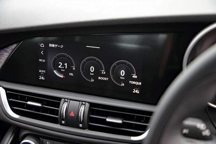 マイナーチェンジで上位グレードには車載カーナビが標準装備となったが、「2.0ターボ スプリント」には非搭載。タッチスクリーンは利用できる。