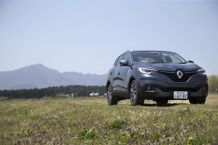 テスト車のボディーカラーは深みのあるグレーの「グリチタニアムメタリック」。このほか「ルージュフラムメタリック」（赤）、「ブルーコスモスメタリック」（青）、「ブランナクレメタリック」（白）を取りそろえている。