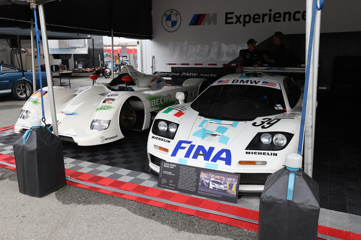 1996年の「マクラーレンF1 GTR」（写真右）と、1999年のルマン24時間レースに参戦したプロトタイプレーシングカー「BMW V12 LMR」（写真左）。V12 LMRはゼッケン42の車両で、ボディーカウルにはヨルグ・ミューラーとJJレート、トム・クリステンセンの3人のドライバー名が入っていた。