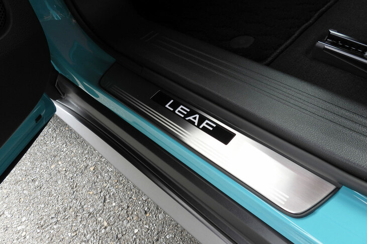 日産リーフB7 G用品装着車（イルミキッキングプレート）