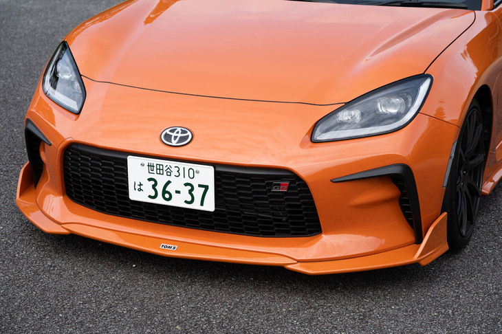 ボディーには、フロント／サイドディフューザー、リアサイドフィン、トランクリッドスポイラーからなる「スタイリングパーツセットB」を装着。これらの空力パーツは、SUPER GTのGT500マシンの空力コンセプトを取り入れて開発されている。