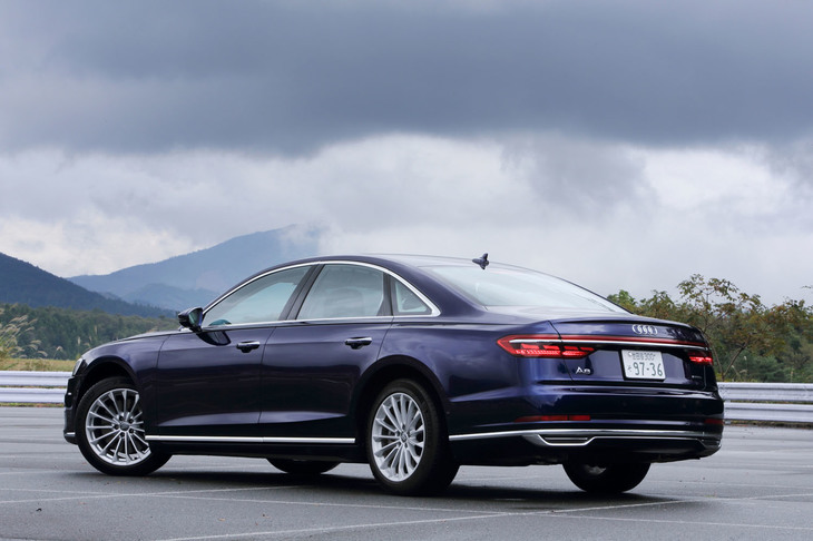 第4世代となる新型「アウディA8」の国内販売は、2018年9月にスタート。今回試乗した3リッターV6モデルのほか、4リッターV8モデルがラインナップされる。
