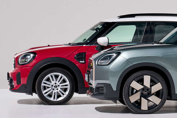 先達にあたる2代目「MINIクロスオーバー」（写真左）と、「MINIカントリーマン」（同右）の“横顔”。前者はバンパーのみ張り出させてグリルから上を一段引っ込ませているところ、後者では顔全体が前面に押し出されている。　
	ほった「これ、いつぞやの『ランクル250』と『ランクル70』の関係と、全く一緒ですね」