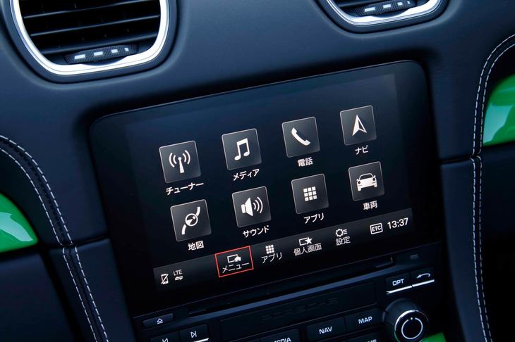 コネクテッド機能も充実。日本仕様の「718ボクスターGTS 4.0」には、リアルタイムで交通情報が得られるオンラインナビゲーションモジュールやボイスコントロール、Porsche Connectなどが標準装備される。