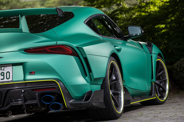 「TOM'Sスープラ」の大きな特徴となっているワイドフェンダー。全幅はノーマル比＋85mmの1950mmまでワイド化されている。