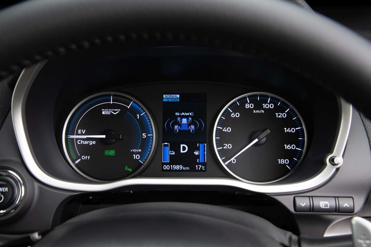 左にパワーメーターを備えたプラグインハイブリッドモデル専用のメーターパネル。中央のマルチインフォメーションディスプレイには駆動用バッテリーの残量が表示される。