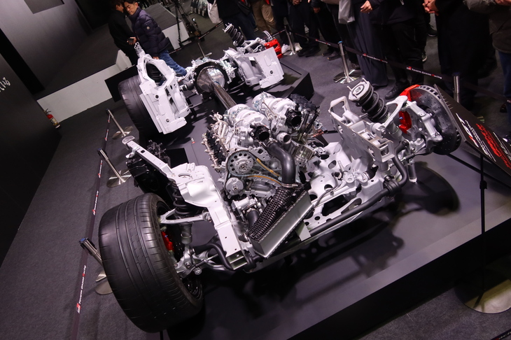 「トヨタGR GT」のパワートレインおよびシャシーの展示。